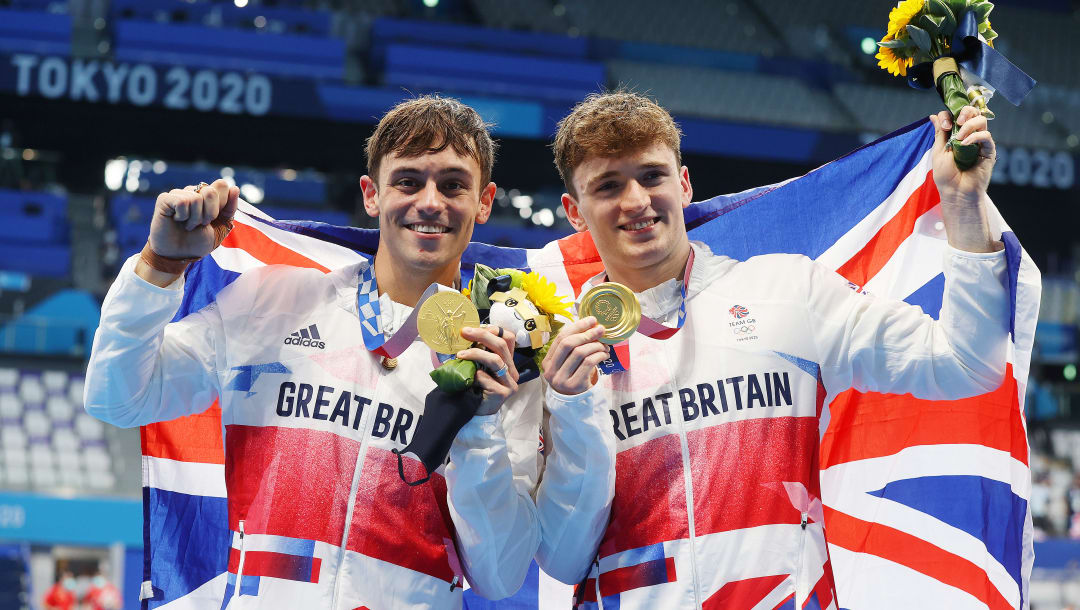 TOKIO, JAPÓN - 26 DE JULIO: Thomas Daley y Matty Lee, del equipo de Gran Bretaña, posan para los fotógrafos con sus medallas de oro después de ganar la Final de plataforma sincronizada de 10 metros masculina en el tercer día de los Juegos Olímpicos de Tokio 2020 en el Centro Acuático de Tokio el 26 de julio de 2021 en Tokio, Japón.  (Foto de Clive Rose / Getty Images)