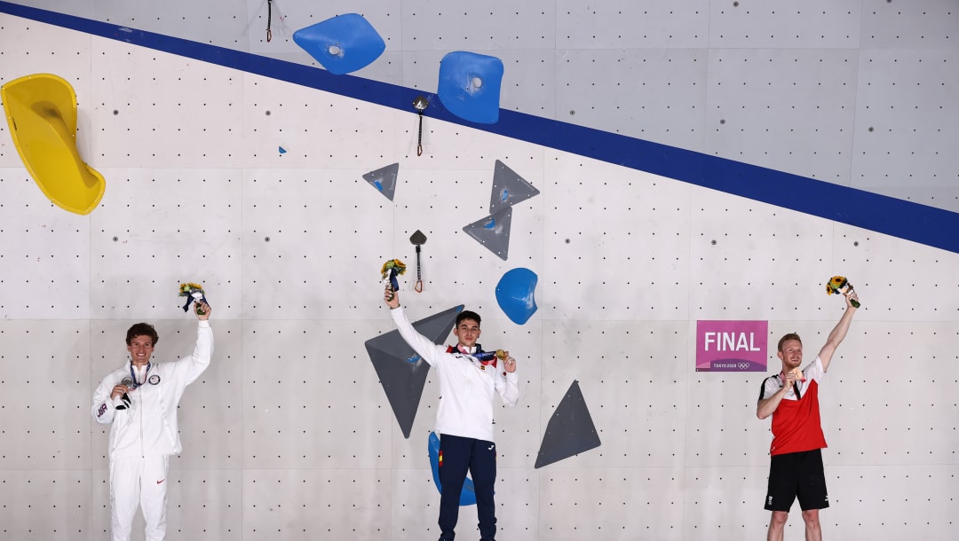 TOKIO, JAPÓN - 05 DE AGOSTO: (LR) El medallista de plata Nathaniel Coleman del equipo de Estados Unidos de América, el medallista de oro Alberto Gines López del equipo de España y el medallista de bronce Jakob Schubert del equipo de Austria, posan en el podio durante la ceremonia de entrega de medallas de escalada deportiva Combinado de hombres después de la final combinada de hombres de escalada deportiva el día trece de los Juegos Olímpicos de Tokio 2020 en el Aomi Urban Sports Park el 05 de agosto de 2021 en Tokio, Japón.  (Foto de Maja Hitij / Getty Images)