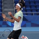 TOKIO, JAPÓN - 1 DE AGOSTO: Alexander Zverev del equipo de Alemania celebra la victoria después de su partido por la medalla de oro masculina individual contra Karen Khachanov del equipo ROC en el día nueve de los Juegos Olímpicos de Tokio 2020 en Ariake Tennis Park el 1 de agosto de 2021 en Tokio, Japón.  (Foto de Julian Finney / Getty Images)