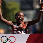 SAPPORO, JAPÓN - 7 DE AGOSTO: Peres Jepchirchir del equipo Kenia celebra mientras cruza la línea de meta para ganar la medalla de oro en la final del maratón femenino el día quince de los Juegos Olímpicos de Tokio 2020 en Sapporo Odori Park el 7 de agosto de 2021 en Sapporo. Japón.  (Foto de Clive Brunskill / Getty Images)