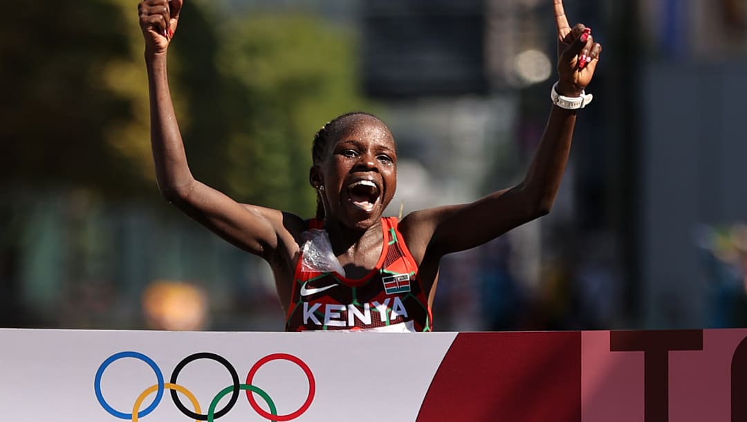 SAPPORO, JAPÓN - 7 DE AGOSTO: Peres Jepchirchir del equipo Kenia celebra mientras cruza la línea de meta para ganar la medalla de oro en la final del maratón femenino el día quince de los Juegos Olímpicos de Tokio 2020 en Sapporo Odori Park el 7 de agosto de 2021 en Sapporo. Japón.  (Foto de Clive Brunskill / Getty Images)