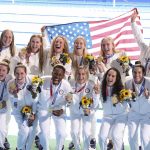 TOKIO, JAPÓN - 7 DE AGOSTO: Los medallistas de oro del equipo Estados Unidos posan después de recibir sus medallas durante el partido por la medalla de oro femenina entre España y Estados Unidos el día quince de los Juegos Olímpicos de Tokio 2020 en el Centro de Waterpolo Tatsumi el 7 de agosto de 2021 en Tokio. , Japón.  (Foto de Atsushi Tomura / Getty Images)