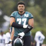 FILADELFIA, PA - 29 DE JULIO: Andre Dillard # 77 de los Philadelphia Eagles observa durante el campo de entrenamiento en el Complejo NovaCare el 29 de julio de 2021 en Filadelfia, Pensilvania.  (Foto de Mitchell Leff / Getty Images)