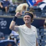 Andrey Rublev reacciona al conseguir su primera victoria sobre Daniil Medvedev en el quinto intento