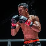 Sitthichai en su postura de kickboxing zurdo