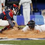 YOKOHAMA, JAPÓN - 7 DE AGOSTO: El bateador designado Tetsuto Yamada # 1 del Equipo de Japón se desliza con seguridad hacia el plato de home para anotar una carrera por el error de lanzamiento del jardinero Jack Lopez # 7 del Equipo de Estados Unidos en la octava entrada durante el juego por la medalla de oro entre El equipo de Estados Unidos y el equipo de Japón en el día quince de los Juegos Olímpicos de Tokio 2020 en el estadio de béisbol de Yokohama el 7 de agosto de 2021 en Yokohama, Kanagawa, Japón.  (Foto de Steph Chambers / Getty Images)