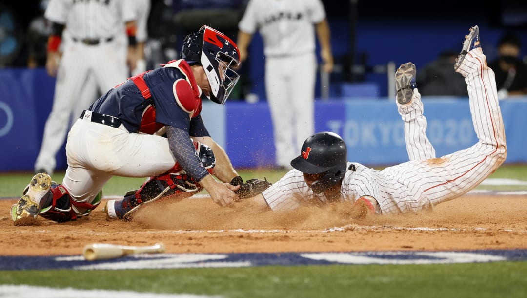 YOKOHAMA, JAPÓN - 7 DE AGOSTO: El bateador designado Tetsuto Yamada # 1 del Equipo de Japón se desliza con seguridad hacia el plato de home para anotar una carrera por el error de lanzamiento del jardinero Jack Lopez # 7 del Equipo de Estados Unidos en la octava entrada durante el juego por la medalla de oro entre El equipo de Estados Unidos y el equipo de Japón en el día quince de los Juegos Olímpicos de Tokio 2020 en el estadio de béisbol de Yokohama el 7 de agosto de 2021 en Yokohama, Kanagawa, Japón.  (Foto de Steph Chambers / Getty Images)