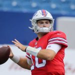 El mariscal de campo novato de los Bills, Jake Fromm, mira campo abajo.  Jg 082720 Facturas 24