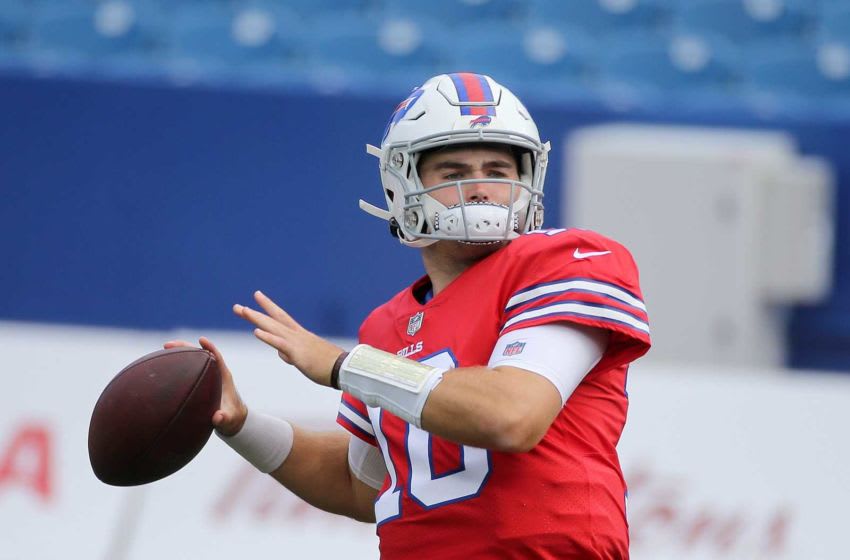 El mariscal de campo novato de los Bills, Jake Fromm, mira campo abajo.  Jg 082720 Facturas 24