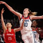 SAITAMA, JAPÓN - 08 DE AGOSTO: Breanna Stewart # 10 del equipo de Estados Unidos y Nako Motohashi # 15 del equipo de Japón compiten por la posesión del balón durante la primera mitad del juego final de baloncesto femenino el día dieciséis de los Juegos Olímpicos de Tokio 2020 en Saitama Super Arena el 8 de agosto de 2021 en Saitama, Japón.  (Foto de Kevin C. Cox / Getty Images)