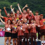 IZU, JAPÓN - 27 DE JULIO: (LR) El medallista de plata Mathias Flueckiger, la medallista de plata Sina Frei, la medallista de oro Jolanda Neff y la medallista de bronce Linda Indergand, posan en el podio con todo el equipo de Suiza durante la ceremonia de entrega de medallas en la carrera de cross-country femenino en el cuarto día de los Juegos Olímpicos de Tokio 2020 en Izu Mountain Bike Course el 27 de julio de 2021 en Izu, Shizuoka, Japón.  (Foto de Tim de Waele / Getty Images)