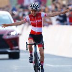 OYAMA, JAPÓN - 25 DE JULIO: Anna Kiesenhofer del Equipo Austria celebra ganar la medalla de oro en el segundo día de los Juegos Olímpicos de Tokio 2020 en Fuji International Speedway el 25 de julio de 2021 en Oyama, Shizuoka, Japón.  (Foto de Tim de Waele / Getty Images)