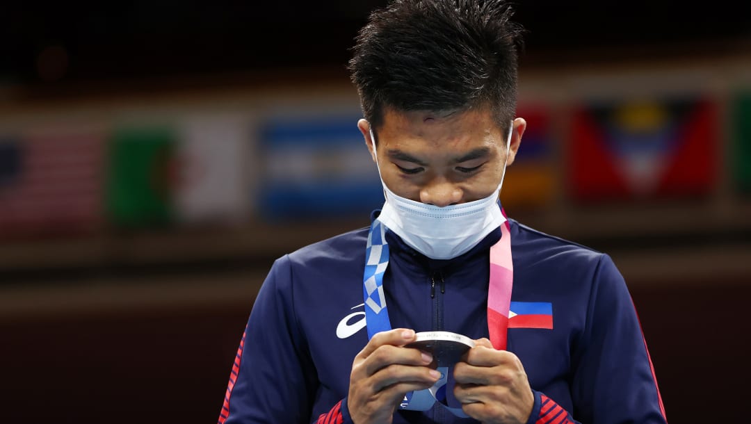 Carlo Paalam, del equipo de Filipinas, posa en el podio para una foto con su medalla de plata durante la ceremonia de entrega de medallas de mosca masculina (48-52 kg) en el día quince de los Juegos Olímpicos de Tokio 2020 en Kokugikan Arena el 07 de agosto de 2021 en Tokio, Japón. .  (Foto de Buda Mendes / Getty Images)