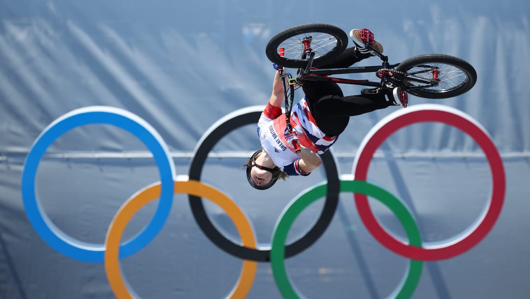 Charlotte Worthington del equipo de Gran Bretaña compite durante la final del Women's Park, carrera 2 del BMX Freestyle en el día nueve de los Juegos Olímpicos de Tokio 2020 en Ariake Urban Sports Park el 1 de agosto de 2021 en Tokio, Japón.  (Foto de Jamie Squire / Getty Images)