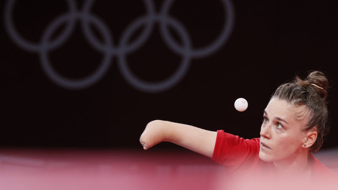 TOKIO, JAPÓN - 25 DE JULIO: Natalia Partyka del Equipo Polonia en acción durante su partido de la Ronda 2 de Mujeres Solteras en el segundo día de los Juegos Olímpicos de Tokio 2020 en el Gimnasio Metropolitano de Tokio el 25 de julio de 2021 en Tokio, Japón.  (Foto de Steph Chambers / Getty Images)