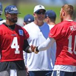 OXNARD, CA - 3 DE AGOSTO: Los mariscales de campo Dak Prescott # 4 y Cooper Rush # 10 de los Dallas Cowboys hablan durante el campamento de entrenamiento en River Ridge Complex el 3 de agosto de 2021 en Oxnard, California.  (Foto de Jayne Kamin-Oncea / Getty Images)