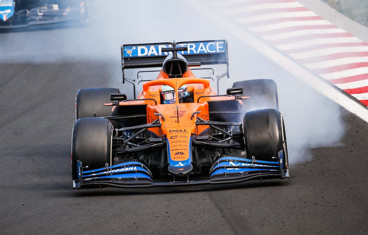 Bloqueo de neumáticos delanteros Daniel Ricciardo McLaren.  Hungría, agosto de 2021.