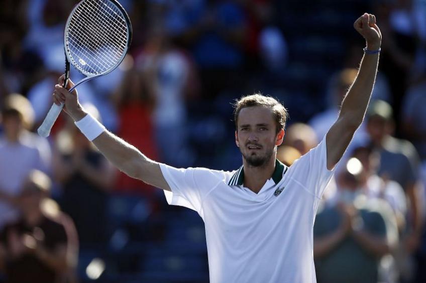 Daniil Medvedev reacciona a demoler absolutamente a Pablo Carreño Busta