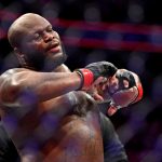 6 de octubre de 2018;  Las Vegas, NV, Estados Unidos;  Derrick Lewis (guantes rojos) reacciona después de vencer a Alexander Volkov (guantes azules) durante UFC 229 en T-Mobile Arena.  Crédito obligatorio: Stephen R. Sylvanie-USA TODAY Sports