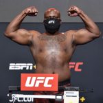 LAS VEGAS, NEVADA - 19 DE FEBRERO: En este folleto de UFC, Derrick Lewis posa en la báscula durante el pesaje de UFC en UFC APEX el 19 de febrero de 2021 en Las Vegas, Nevada.  (Foto de Chris Unger / Zuffa LLC a través de Getty Images)