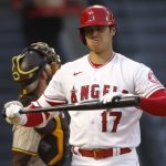 Shohei Ohtani de los Angelinos de Los Ángeles revisa su bate mientras está al bate durante la tercera entrada de un juego contra los Padres de San Diego.  (Foto de Sean M. Haffey / Getty Images)