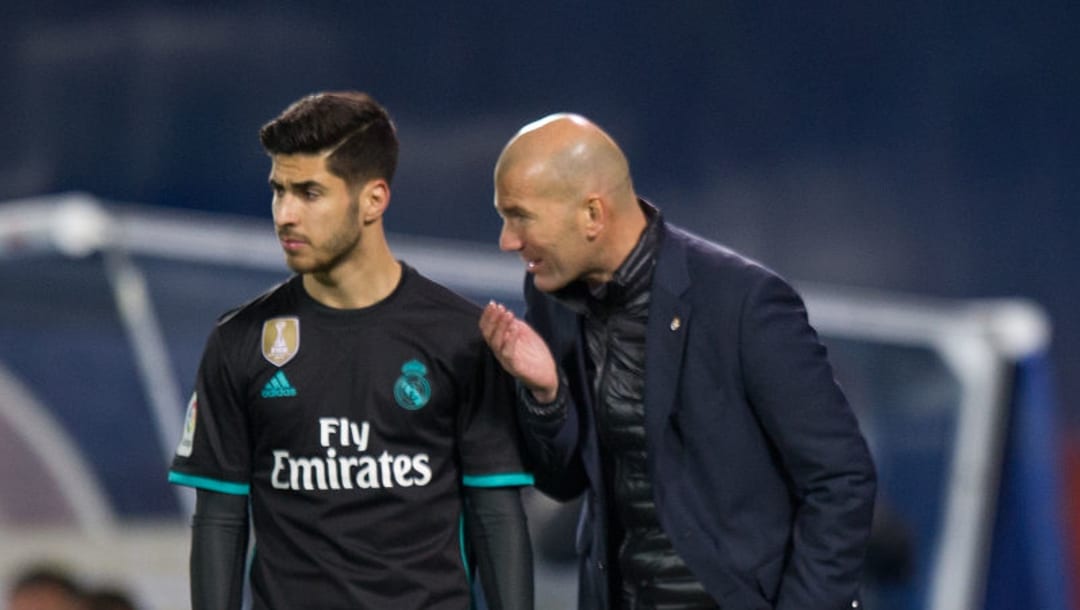 Zidane instruye a Marco Asensio en 2018 (Foto de Denis Doyle / Getty Images)