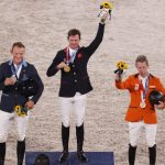 TOKIO, JAPÓN - 4 DE AGOSTO: (LR) el medallista de plata Peder Fredricson del equipo de Suecia, el medallista de oro Ben Maher del equipo de Gran Bretaña y el medallista de bronce Maikel van der Vleuten del equipo de Holanda posan en el podio durante la ceremonia de entrega de medallas en el salto ecuestre Final individual el día doce de los Juegos Olímpicos de Tokio 2020 en el Parque Ecuestre el 4 de agosto de 2021 en Tokio, Japón.  (Foto de Ezra Shaw / Getty Images)