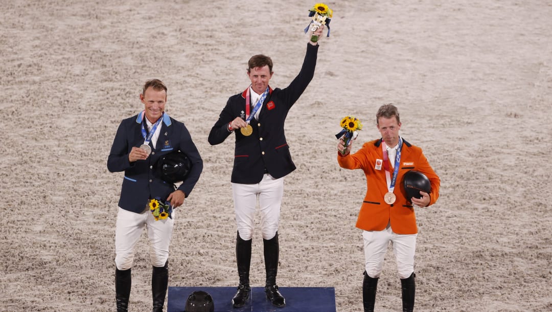 TOKIO, JAPÓN - 4 DE AGOSTO: (LR) el medallista de plata Peder Fredricson del equipo de Suecia, el medallista de oro Ben Maher del equipo de Gran Bretaña y el medallista de bronce Maikel van der Vleuten del equipo de Holanda posan en el podio durante la ceremonia de entrega de medallas en el salto ecuestre Final individual el día doce de los Juegos Olímpicos de Tokio 2020 en el Parque Ecuestre el 4 de agosto de 2021 en Tokio, Japón.  (Foto de Ezra Shaw / Getty Images)