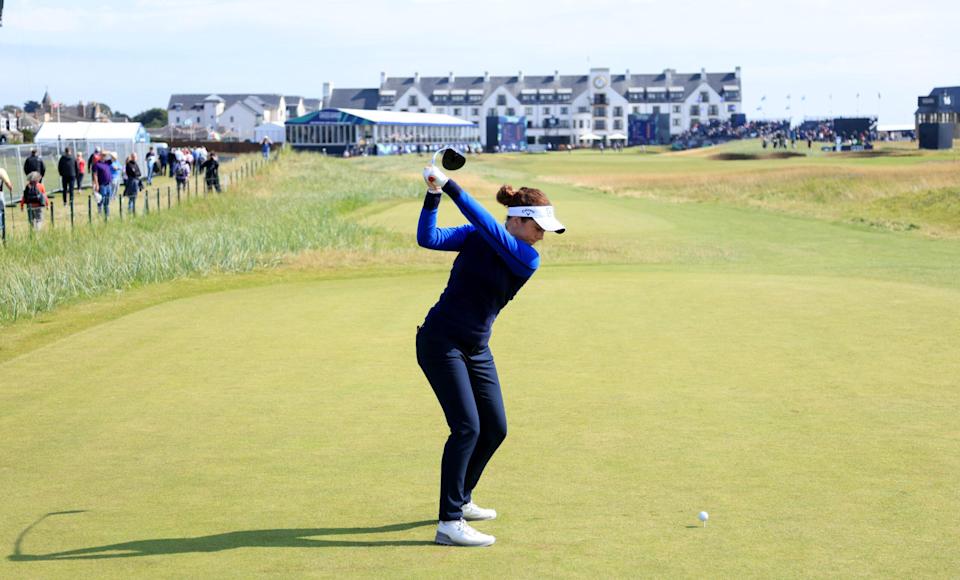 El ex campeón Georgia Hall comparte el liderazgo temprano en el tranquilo Carnoustie, con grandes bateadores persiguiendo