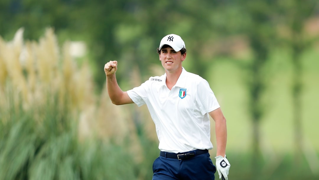 NANJING, CHINA - 21 DE AGOSTO: Renato Paratore de Italia celebra después de jugar con un águila en el hoyo 17 durante el Juego de Golpes Individual Masculino en el día cinco de los Juegos Olímpicos de la Juventud de Verano de Nanjing 2014 en Zhongshan International Golf Club el 21 de agosto de 2014 en Nanjing, China.  (Foto de Lintao Zhang / Getty Images)