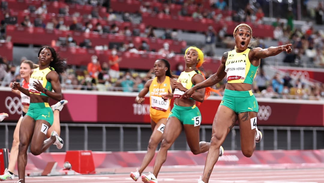 TOKIO, JAPÓN - 31 DE JULIO: Elaine Thompson-Herah del Team Jamaica celebra después de ganar la medalla de oro en la final femenina de 100 metros en el día ocho de los Juegos Olímpicos de Tokio 2020 en el Estadio Olímpico el 31 de julio de 2021 en Tokio, Japón.  (Foto de Michael Steele / Getty Images)