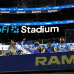 INGLEWOOD, CALIFORNIA - 14 DE AGOSTO: Los fanáticos miran durante el juego de pretemporada entre Los Angeles Chargers y Los Angeles Rams en el SoFi Stadium el 14 de agosto de 2021 en Inglewood, California.  (Foto de Katelyn Mulcahy / Getty Images)