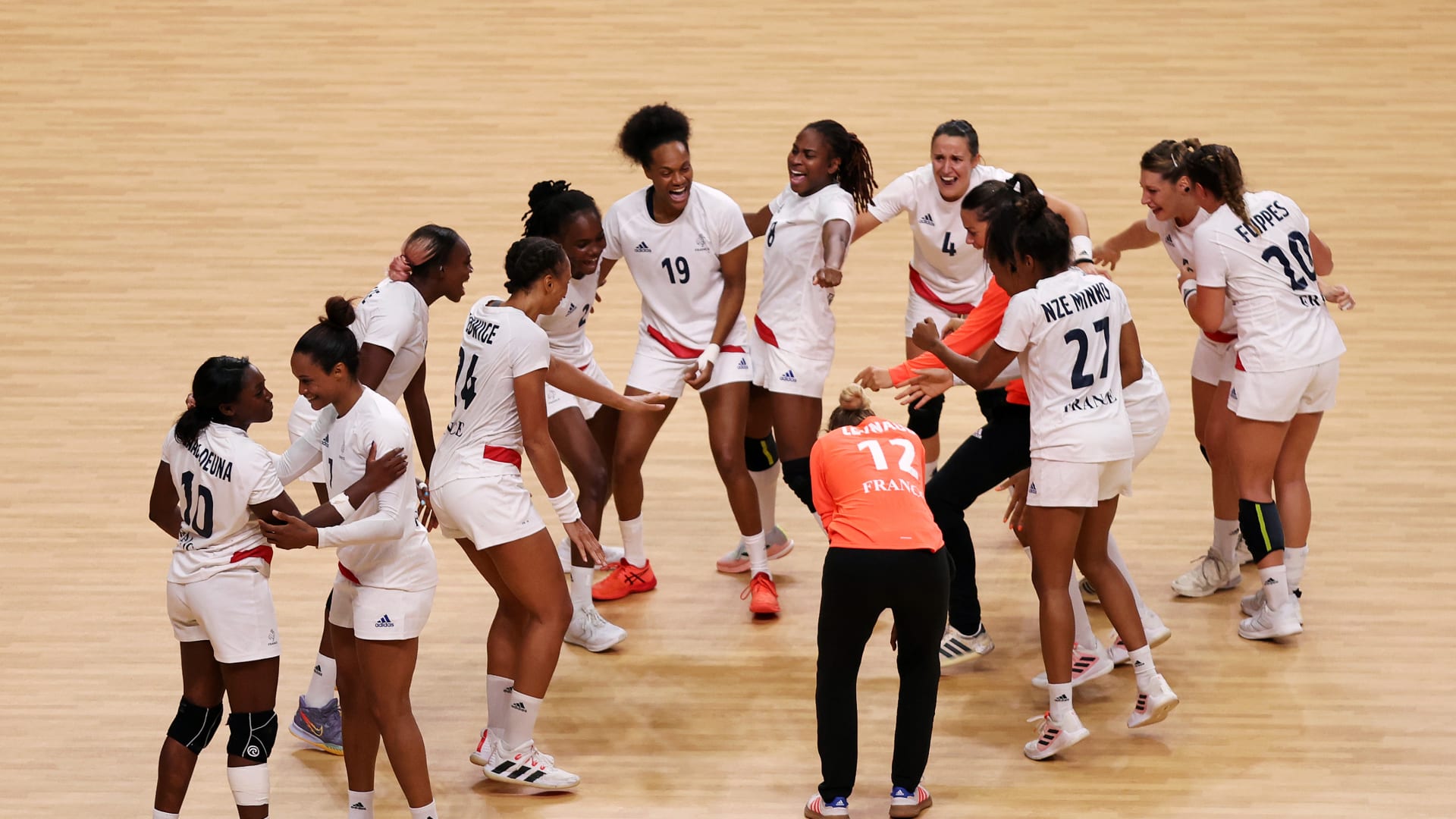 Francia gana su primera medalla de oro olímpica en balonmano femenino