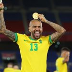 YOKOHAMA, JAPÓN - 7 DE AGOSTO: El medallista de oro Dani Alves # 13 del equipo de Brasil celebra con su medalla de oro durante la ceremonia de entrega de medallas de la competencia de fútbol masculino el día quince de los Juegos Olímpicos de Tokio 2020 en el Estadio Internacional de Yokohama el 7 de agosto de 2021 en Yokohama, Kanagawa , Japón.  (Foto de Francois Nel / Getty Images)