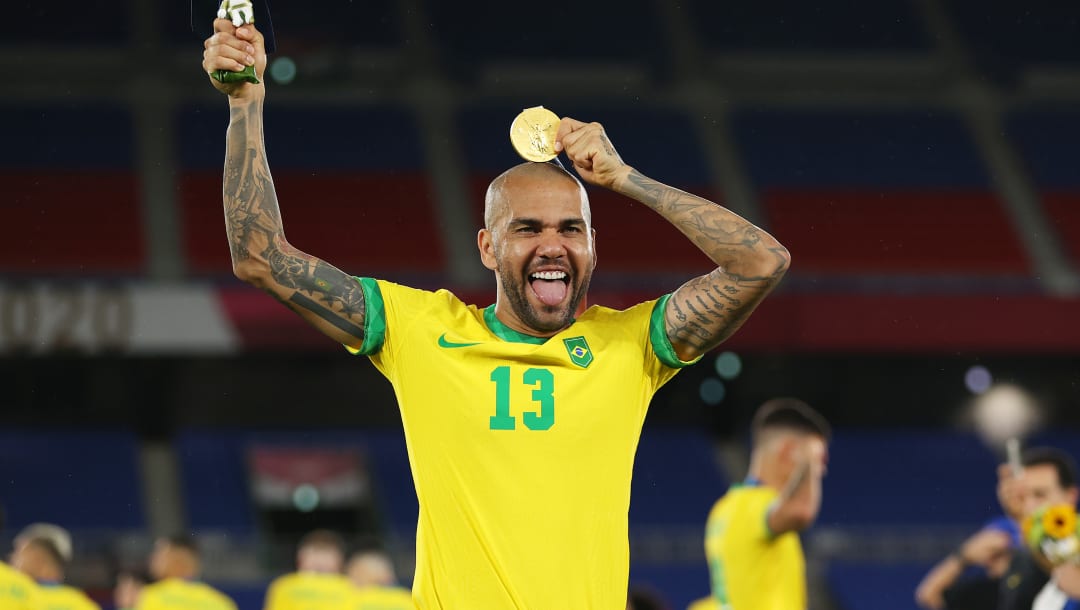 YOKOHAMA, JAPÓN - 7 DE AGOSTO: El medallista de oro Dani Alves # 13 del equipo de Brasil celebra con su medalla de oro durante la ceremonia de entrega de medallas de la competencia de fútbol masculino el día quince de los Juegos Olímpicos de Tokio 2020 en el Estadio Internacional de Yokohama el 7 de agosto de 2021 en Yokohama, Kanagawa , Japón.  (Foto de Francois Nel / Getty Images)