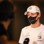 George Russell, Mercedes, en funciones de prensa en el Gran Premio de Sakhir.  Diciembre de 2020.