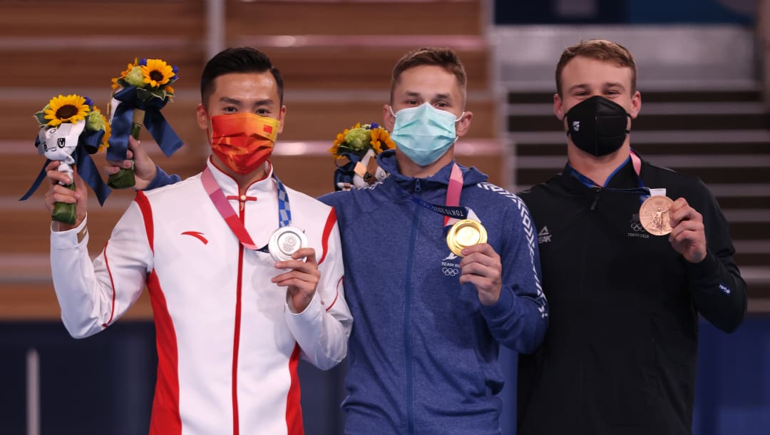 TOKIO, JAPÓN - 31 DE JULIO: El medallista de plata Dong Dong del equipo de China, el medallista de oro Ivan Litvinovich del equipo de Bielorrusia y el medallista de bronce Dylan Schmidt del equipo de Nueva Zelanda posan después de la final masculina el día ocho de los Juegos Olímpicos de Tokio 2020 en el Centro de Gimnasia Ariake el 31 de julio de 2021 en Tokio, Japón.  (Foto de Jamie Squire / Getty Images)