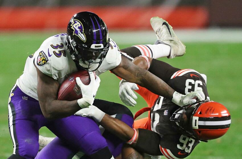 El corredor de los Cuervos Gus Edwards.  (Jeff Lange / Beacon Journal)