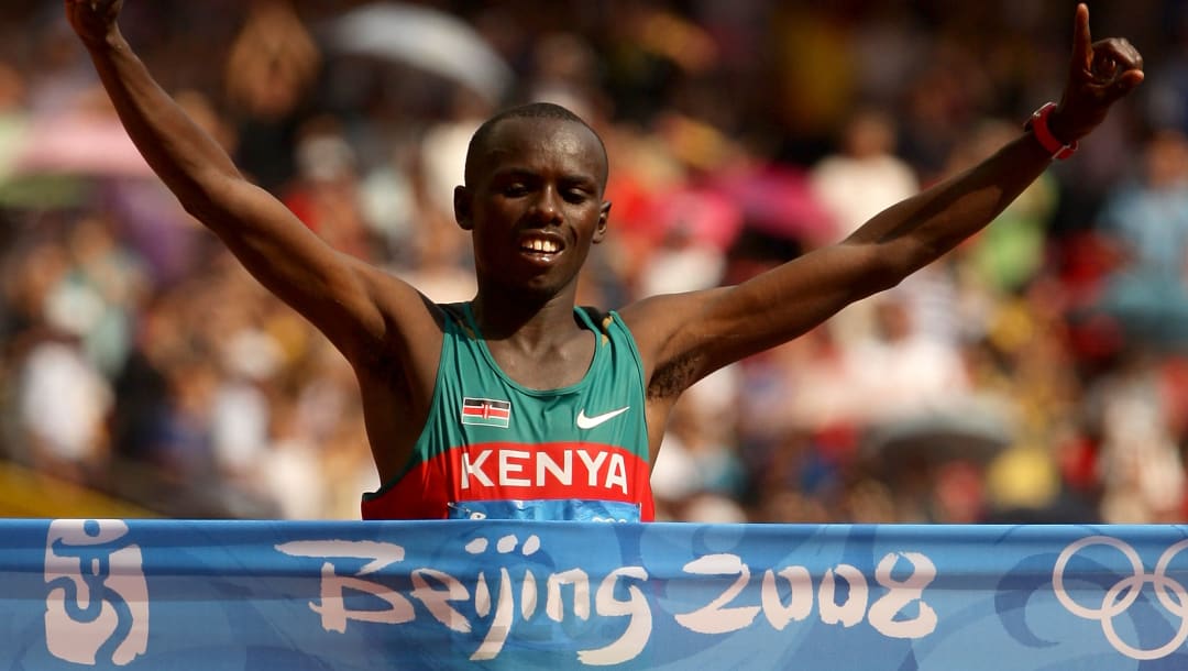 BEIJING - 24 DE AGOSTO: Sammy Wanjiru de Kenia cruza la línea de meta para ganar el Maratón Masculino en el Estadio Nacional durante el día 16 de los Juegos Olímpicos de Beijing 2008 el 24 de agosto de 2008 en Beijing, China.  (Foto de Mark Dadswell / Getty Images)