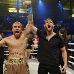 MIAMI, FLORIDA - 30 DE ENERO: Jake Paul celebra con su hermano, Logan, después de derrotar a AnEsonGib en un nocaut en el primer asalto durante su pelea en Meridian at Island Gardens el 30 de enero de 2020 en Miami, Florida.  (Foto de Michael Reaves / Getty Images)