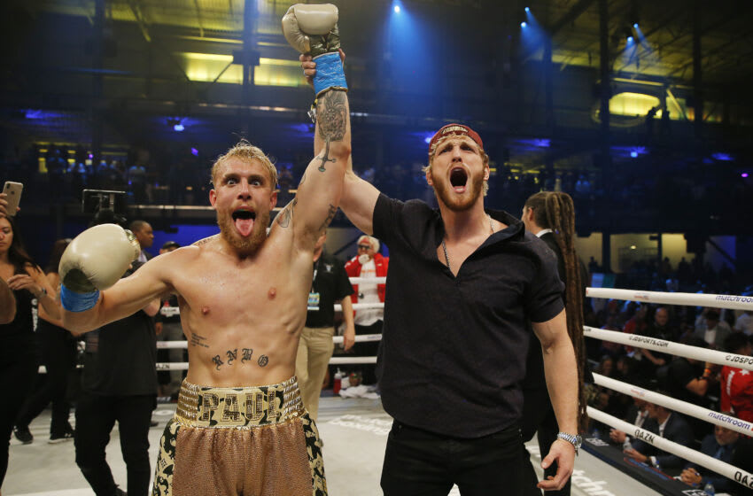 MIAMI, FLORIDA - 30 DE ENERO: Jake Paul celebra con su hermano, Logan, después de derrotar a AnEsonGib en un nocaut en el primer asalto durante su pelea en Meridian at Island Gardens el 30 de enero de 2020 en Miami, Florida.  (Foto de Michael Reaves / Getty Images)