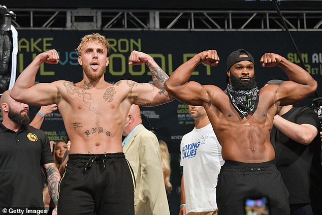 Jake Paul y Tyron Woodley subieron al peso antes del choque de peso pesado del lunes.