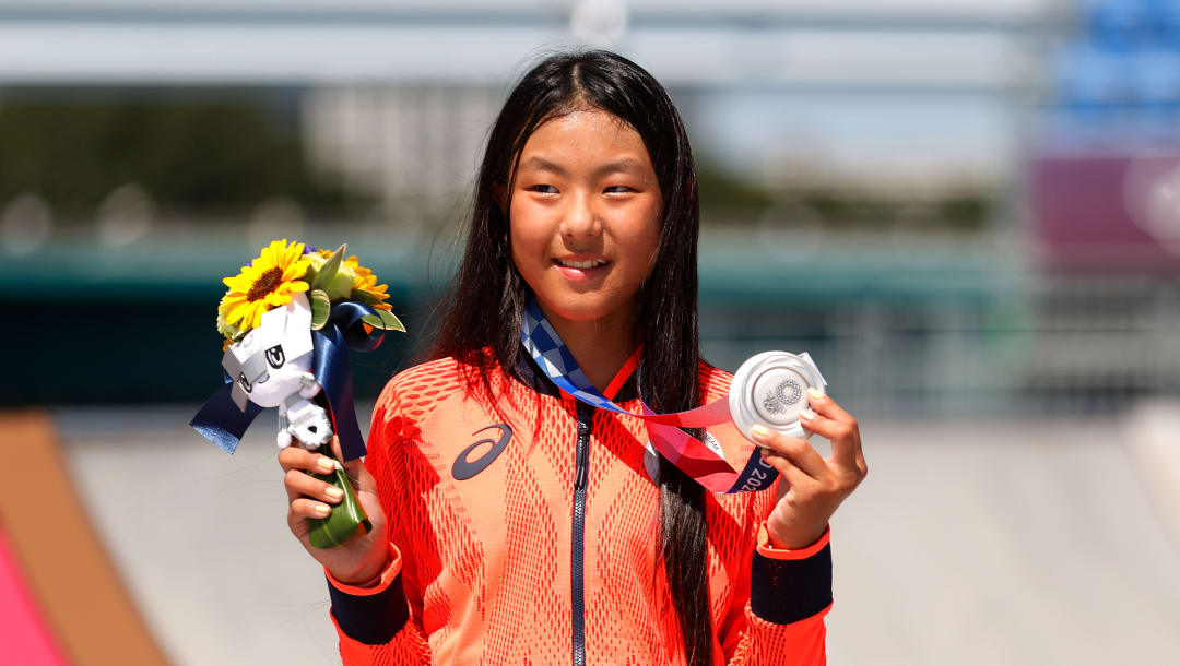 TOKIO, JAPÓN - 4 DE AGOSTO: Kokona Hiraki del Equipo de Japón posa con su medalla de plata después de las Finales del Parque de Skateboarding Femenino el día doce de los Juegos Olímpicos de Tokio 2020 en el Parque Deportivo Urbano Ariake el 4 de agosto de 2021 en Tokio, Japón.  (Foto de Ezra Shaw / Getty Images)