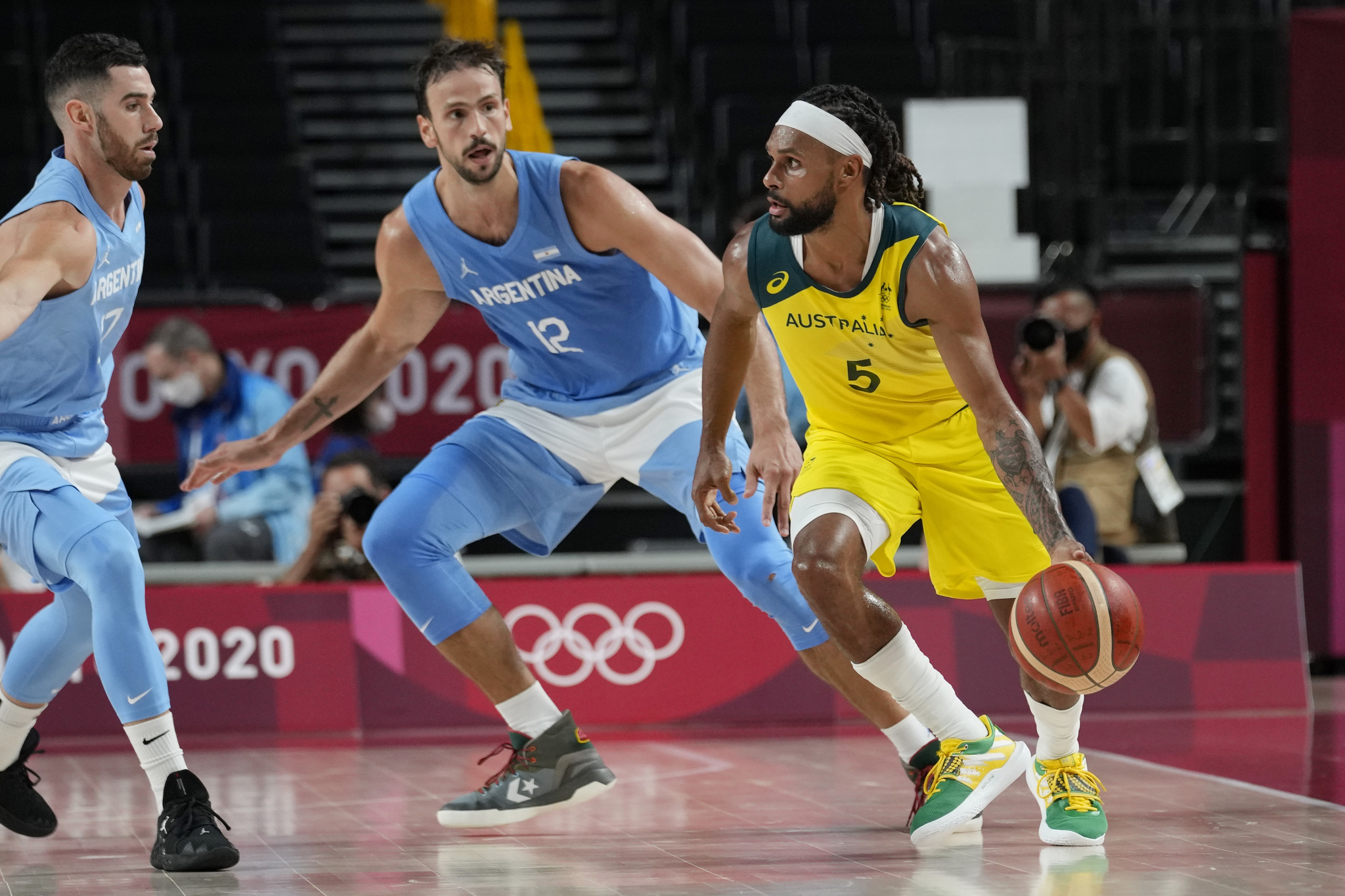 El base australiano Patty Mills durante el partido de cuartos de final de su equipo contra Argentina.