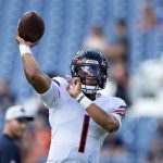 Justin Fields de los Chicago Bears calienta antes de un juego de pretemporada de la NFL contra los Tennessee Titans.  (Foto de Wesley Hitt / Getty Images)