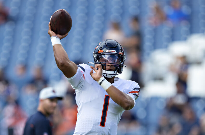 Justin Fields de los Chicago Bears calienta antes de un juego de pretemporada de la NFL contra los Tennessee Titans.  (Foto de Wesley Hitt / Getty Images)