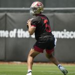 SANTA CLARA, CALIFORNIA - 14 DE MAYO: Trey Lance # 5 de los 49ers de San Francisco se ejercita durante un mini campamento de novatos de OTA en Levi Stadium el 14 de mayo de 2021 en Santa Clara, California.  (Foto de Thearon W. Henderson / Getty Images)