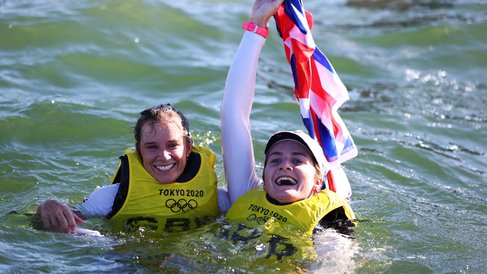 La pareja de GB Hannah Mills y Eilidh McIntyre ganan el oro en la clase 470