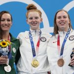 TOKIO, JAPÓN - 27 DE JULIO: La medallista de plata Tatjana Schoenmaker del Team South Africa, la medallista de oro Lydia Jacoby del Team United States y la medallista de bronce Lilly King del Team United States posan con sus medallas para la final femenina de 100 m braza en el cuarto día de Tokio 2020 Juegos Olímpicos en el Centro Acuático de Tokio el 27 de julio de 2021 en Tokio, Japón.  (Foto de Tom Pennington / Getty Images)