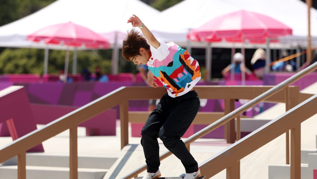 TOKIO, JAPÓN - 25 DE JULIO: Yuto Horigome del Equipo de Japón compite en las Finales de Calle de Hombres de Skateboarding en el segundo día de los Juegos Olímpicos de Tokio 2020 en Ariake Urban Sports Park el 25 de julio de 2021 en Tokio, Japón.  (Foto de Ezra Shaw / Getty Images)